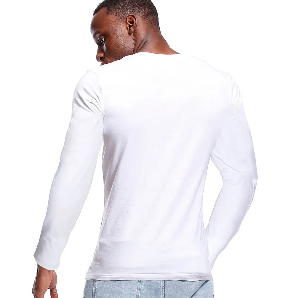 Camiseta Masculina com Decote V Profundo