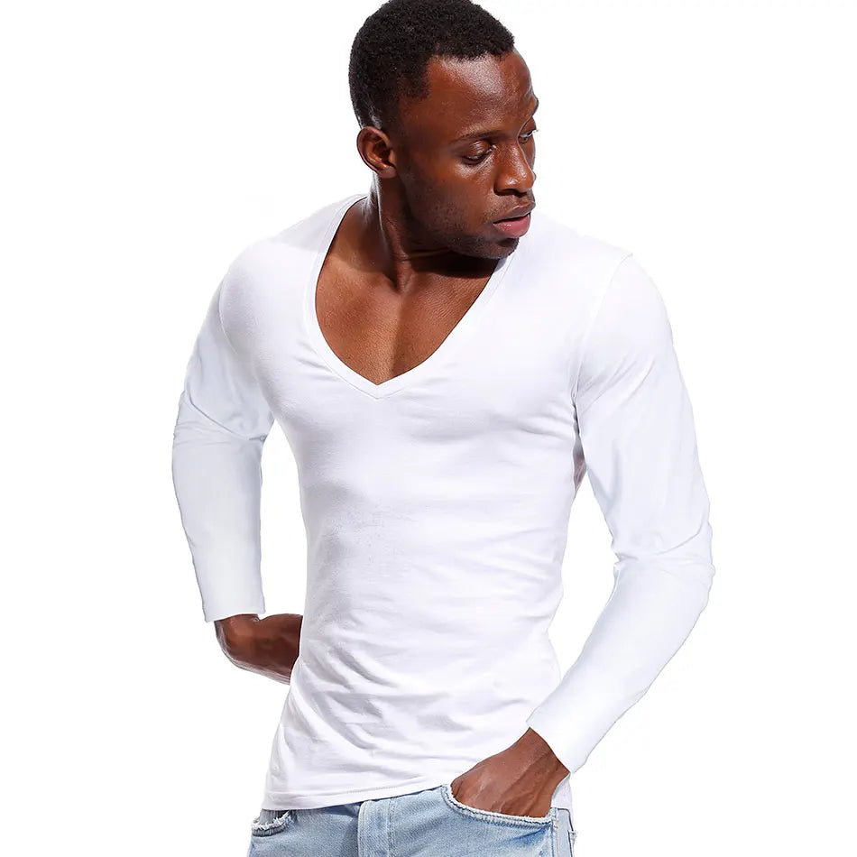 Camiseta Masculina com Decote V Profundo